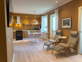 Trerummare med panoramautsikt och balkong i Visby innerstad, Visby